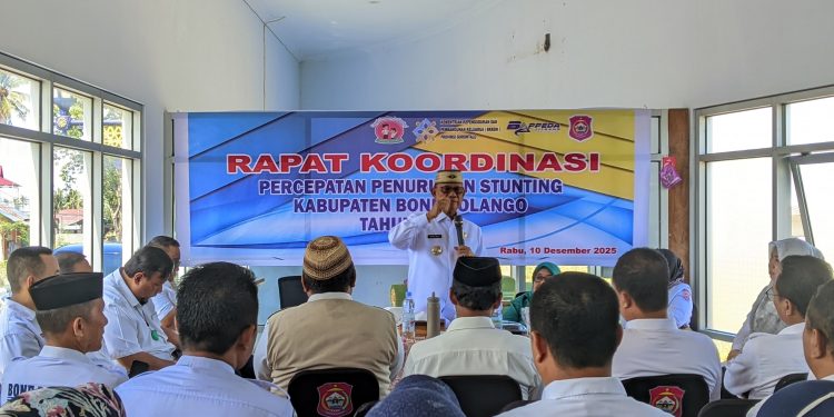 Bupati Ismet Mile didampingi Ketua T.P PKK Bone Bolango, Ruwaida Ismet Mile saat membuka Rapat Koordinasi Percepatan Penurunan Stunting Kabupaten Bone Bolango Tahun 2025 yang digelar di Gallery dan Coffee Shop Bone Bolango, Rabu (10/12/2025). (F.Aziza/Magang Diskominfo)