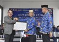 Bupati Ismet Mile saat menerima piagam penghargaan dari Kepala BPJS Ketenagakerjaan Gorontalo, Sanco Simanullang atas komitmennya melindungi seluruh Pengurus Koperasi Desa/Kelurahan Merah Putih (KDKMP) melalui program jaminan sosial ketenagakerjaan yang dibiayai langsung oleh APBD, Senin (1/12/2025). (F.Indra/Diskominfo)