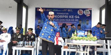 Bupati Ismet Mile saat memberikan arahan pada Peringatan HUT Korpri ke-54, HUT PGRI, dan Hari Guru Nasional ke-80 di Lapangan Alun-Alun Bone Bolango, Senin (1/12/2025). (F.AKP/Diskominfo)