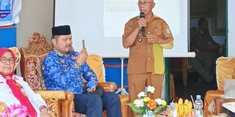Kepala Desa Langge Salim Sunati memaparkan progres signifikan penurunan stunting,, Senin (1/12/2025). (F.Rio/Magang)