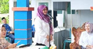 Ketua Tim Pembina Posyandu, Provinsi Gorontalo, Nani Ismail Mokodongan saat melakukan kunjungan kerja bersama Tim Pembina Posyandu Kabupaten Bone Bolango di Desa Langge, Kecamatan Tapa, Senin (1/12/2025). (F.Rio/Magang)