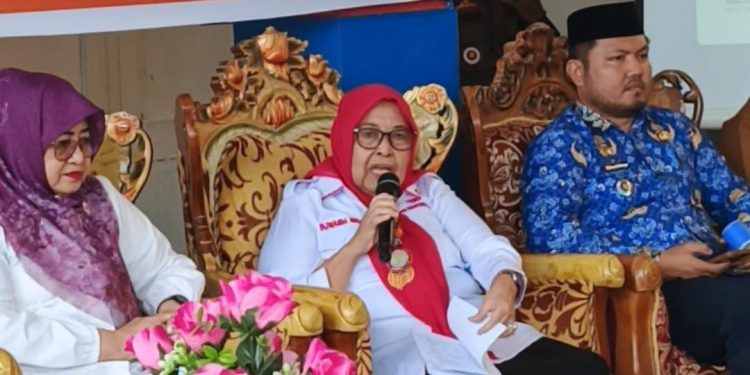 Ketua Tim Pembina Posyandu Bone Bolango, Ruwaida Ismet Mile saat melakukan kunjungan kerja bersama Tim Pembina Posyandu Provinsi Gorontalo di Desa Langge, Kecamatan Tapa, Senin (1/12/2025). (F.Rio/Magang)