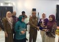 Sekda Iwan Mustapa didampingi Kepala Pusat Analisis Perpustakaan dan Pengembangan Budaya Baca, Nurhadi Saputra serta Bunda Literasi Bone Bolango, Ruwaida Ismet Mile saat menyerahkan bonus dan penghargaan Apresiasi Lomba Perpustakaan Desa/Kelurahan tingkat Kabupaten Bone Bolango di BPU Kabila, Selasa (2/12/2025). (F.Indra/Diskominfo)