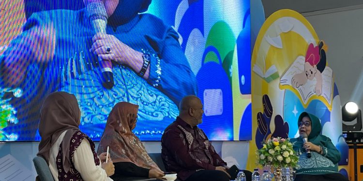 Bunda Literasi Bone Bolango, Ruwaida Ismet Mile saat menjadi narasumber pada Seminar Literasi Bone Bolango 2025 di BPU Kabila, Selasa (2/12/2025). (F.Indra/Gopos)
