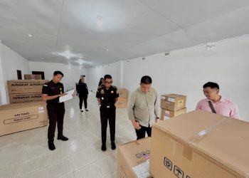 Kejaksaan Negeri Bone Bolango melalui Seksi Perdata dan Tata Usaha Negara (Datun) melaksanakan pemeriksaan terkait Pengadaan Alat Permainan Edukatif (APE) pada Dinas Pendidikan dan Kebudayaan Kabupaten Bone Bolango. Pemeriksaan tersebut berlangsung pada Senin, 1 Desember 2025, sekitar pukul 09.30 WITA, bertempat di Ruko My Mart, Desa Bube, Kecamatan Suwawa.