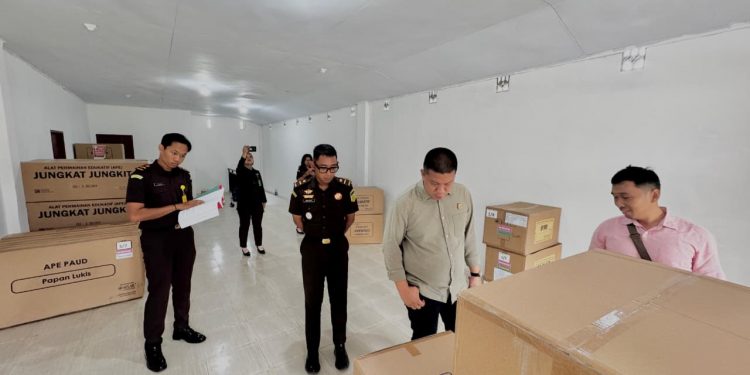 Kejaksaan Negeri Bone Bolango melalui Seksi Perdata dan Tata Usaha Negara (Datun) melaksanakan pemeriksaan terkait Pengadaan Alat Permainan Edukatif (APE) pada Dinas Pendidikan dan Kebudayaan Kabupaten Bone Bolango. Pemeriksaan tersebut berlangsung pada Senin, 1 Desember 2025, sekitar pukul 09.30 WITA, bertempat di Ruko My Mart, Desa Bube, Kecamatan Suwawa.