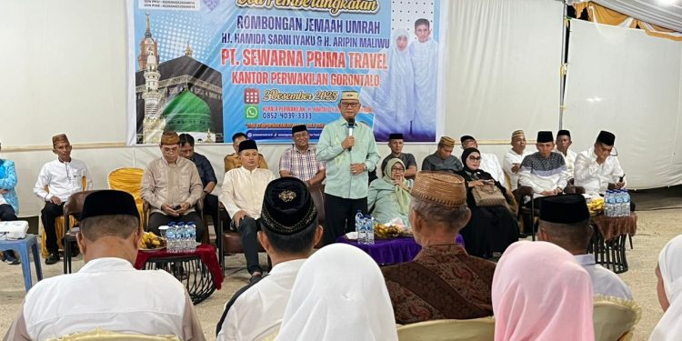 Bupati Bone Bolango, Ismet Mile, didampingi Sekretaris Daerah Iwan Mustapa serta Ketua TP PKK Ruwaida Ismet Mile, menghadiri Acara Tasyakuran Pelepasan Jamaah Umrah Keluarga Besar Arifin Maliwu di Lapangan Onato By Swiss 18, Selasa (2/12/2025). (F.Sandi/Diskominfo)