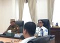 Sekda Iwan Mustapa didampingi Kepala Perwakilan Bank Indonesia Provinsi Gorontalo, Bambang Satya Permana saat memimpin High Level Meeting Tim Pengendalian Inflasi Daerah (TPID) Triwulan IV di Ruang Rapat Bupati, Selasa (2/12/2025). (F.Indra/Diskominfo)