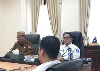Sekda Iwan Mustapa didampingi Kepala Perwakilan Bank Indonesia Provinsi Gorontalo, Bambang Satya Permana saat memimpin High Level Meeting Tim Pengendalian Inflasi Daerah (TPID) Triwulan IV di Ruang Rapat Bupati, Selasa (2/12/2025). (F.Indra/Diskominfo)