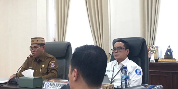 Sekda Iwan Mustapa didampingi Kepala Perwakilan Bank Indonesia Provinsi Gorontalo, Bambang Satya Permana saat memimpin High Level Meeting Tim Pengendalian Inflasi Daerah (TPID) Triwulan IV di Ruang Rapat Bupati, Selasa (2/12/2025). (F.Indra/Diskominfo)