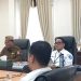 Sekda Iwan Mustapa didampingi Kepala Perwakilan Bank Indonesia Provinsi Gorontalo, Bambang Satya Permana saat memimpin High Level Meeting Tim Pengendalian Inflasi Daerah (TPID) Triwulan IV di Ruang Rapat Bupati, Selasa (2/12/2025). (F.Indra/Diskominfo)