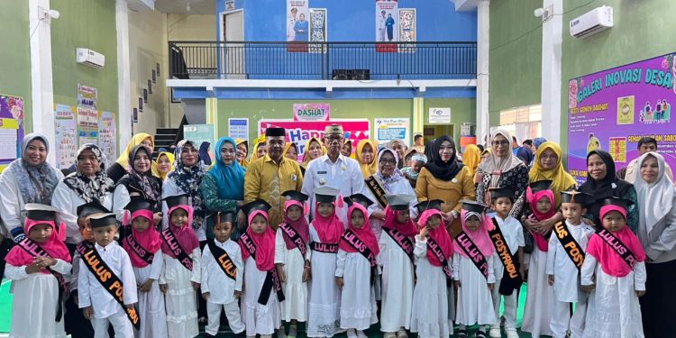 Ketua Tim Pembina Posyandu Bone Bolango, Ruwaida Ismet Mile saat menghadiri Posyandu Integrasi Layanan Primer yang dirangkaikan dengan Wisuda Balita Posyandu Nusa Indah di Desa Bongopini, Kecamatan Tilongkabila, Rabu (3/12/2025).