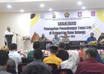 Bupati Ismet Mile saat membuka Sosialisasi Pencegahan Penambangan Tanpa Izin yang digelar Direktorat Jenderal Penegakan Hukum Energi dan Sumber Daya Mineral (ESDM) Kementerian ESDM di Ruang Lupa Lelah Kantor Bupati Bone Bolango, Kamis (4/12/2025). (F.AKP/Diskominfo)