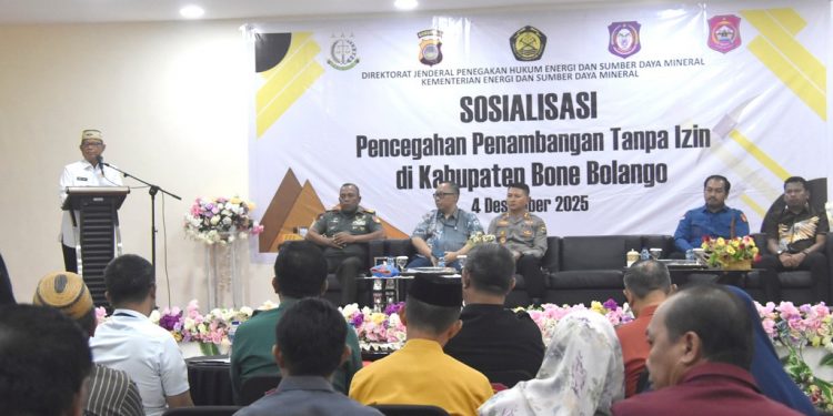 Bupati Ismet Mile saat membuka Sosialisasi Pencegahan Penambangan Tanpa Izin yang digelar Direktorat Jenderal Penegakan Hukum Energi dan Sumber Daya Mineral (ESDM) Kementerian ESDM di Ruang Lupa Lelah Kantor Bupati Bone Bolango, Kamis (4/12/2025). (F.AKP/Diskominfo)