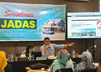 Kamis, 4 Desember 2025, Kejaksaan Negeri Bone Bolango melalui Seksi Perdata dan Tata Usaha Negara (Datun) kembali menunjukkan komitmennya dalam mendukung penguatan tata kelola aset daerah. Bertempat di Naffil Cafe & Resto, telah dilaksanakan Sosialisasi Program Jaksa Peduli Aset (JADAS) yang dipimpin oleh Kepala Seksi Datun, Heriyadi Djunaidi, S.H., M.H., didampingi Kepala Sub Seksi Pertimbangan Hukum, Monica Rosari Ayu, S.H., serta staf Datun.