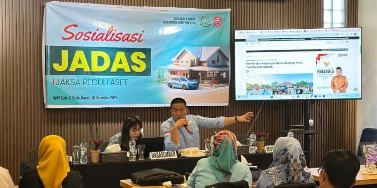 Kamis, 4 Desember 2025, Kejaksaan Negeri Bone Bolango melalui Seksi Perdata dan Tata Usaha Negara (Datun) kembali menunjukkan komitmennya dalam mendukung penguatan tata kelola aset daerah. Bertempat di Naffil Cafe & Resto, telah dilaksanakan Sosialisasi Program Jaksa Peduli Aset (JADAS) yang dipimpin oleh Kepala Seksi Datun, Heriyadi Djunaidi, S.H., M.H., didampingi Kepala Sub Seksi Pertimbangan Hukum, Monica Rosari Ayu, S.H., serta staf Datun.