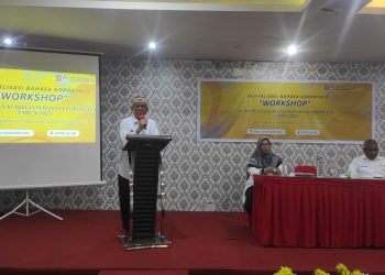 Bupati Ismet Mile saat membuka Workshop Penyusunan Kurikulum Bahasa Gorontalo Tingkat SD dan SMP Tahun 2025 di Hotel Eljie Kota Gorontalo, Rabu (10/12/2025). (F.Munifa/Diskominfo)