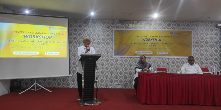 Bupati Ismet Mile saat membuka Workshop Penyusunan Kurikulum Bahasa Gorontalo Tingkat SD dan SMP Tahun 2025 di Hotel Eljie Kota Gorontalo, Rabu (10/12/2025). (F.Munifa/Diskominfo)