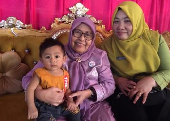 Ketua TP PKK Bone Bolango, Ruwaida Ismet Mile, kembali menunjukkan peran aktifnya dalam upaya memperkuat derajat kesehatan keluarga saat menghadiri kegiatan Posyandu ILP yang mengusung tema “Mewujudkan Kesejahteraan Keluarga dalam Pencegahan Stunting melalui 6 Standar Pelayanan Minimal (SPM)” di Desa Dutohe Barat, Kecamatan Kabila, Kamis (11/12/2025). (F.Indra/Diskominfo)