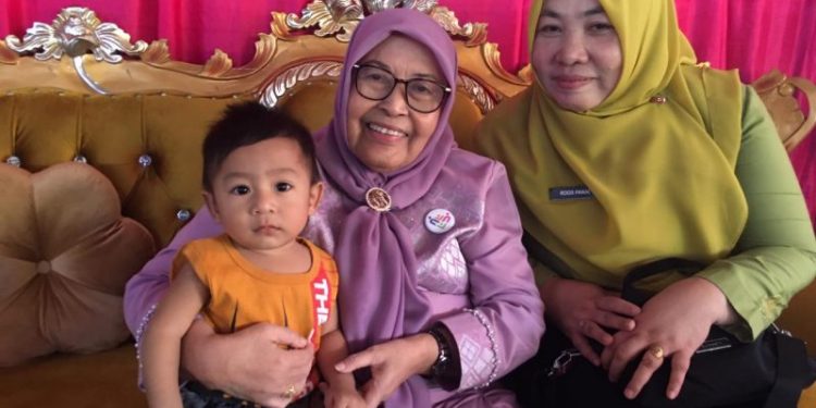 Ketua TP PKK Bone Bolango, Ruwaida Ismet Mile, kembali menunjukkan peran aktifnya dalam upaya memperkuat derajat kesehatan keluarga saat menghadiri kegiatan Posyandu ILP yang mengusung tema “Mewujudkan Kesejahteraan Keluarga dalam Pencegahan Stunting melalui 6 Standar Pelayanan Minimal (SPM)” di Desa Dutohe Barat, Kecamatan Kabila, Kamis (11/12/2025). (F.Indra/Diskominfo)