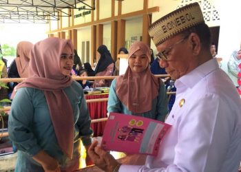 Bupati Ismet Mile saat menghadiri kegiatan Posyandu Integrasi Layanan Primer (ILP) yang mengusung tema “Mewujudkan Kesejahteraan Keluarga dalam Pencegahan Stunting melalui 6 Standar Pelayanan Minimal (SPM” di Desa Dutohe Barat, Kecamatan Kabila, Kamis (11/12/2025). (F.Indra/Diskominfo)