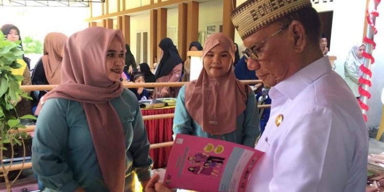 Bupati Ismet Mile saat menghadiri kegiatan Posyandu Integrasi Layanan Primer (ILP) yang mengusung tema “Mewujudkan Kesejahteraan Keluarga dalam Pencegahan Stunting melalui 6 Standar Pelayanan Minimal (SPM” di Desa Dutohe Barat, Kecamatan Kabila, Kamis (11/12/2025). (F.Indra/Diskominfo)