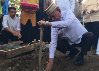 Bupati Ismet Mile saat melakukan peletakan batu pertama pembangunan Masjid Raya Islamic Center Gorontalo yang berlokasi di Desa Talulobutu Selatan, Kecamatan Tapa, Bone Bolango, Jumat (12/12/2025). (F.Indra/Diskominfo)