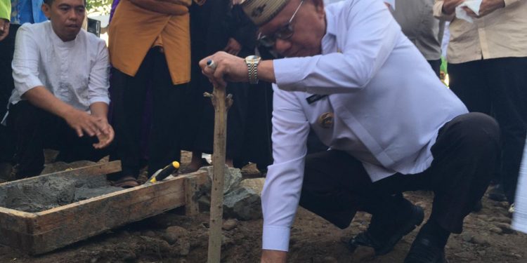 Bupati Ismet Mile saat melakukan peletakan batu pertama pembangunan Masjid Raya Islamic Center Gorontalo yang berlokasi di Desa Talulobutu Selatan, Kecamatan Tapa, Bone Bolango, Jumat (12/12/2025). (F.Indra/Diskominfo)