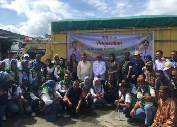 Bupati Ismet Mile saat menyerahkan bantuan tersebut di Halaman Kantor Dinas Ketahanan Pangan dan Pertanian, Jumat (12/12/2025). (F.Indra/Diskominfo)