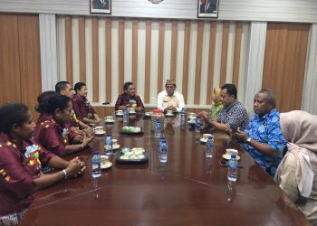 Kabupaten Bone Bolango menjadi daya tarik daerah lain dalam penguatan perlindungan perempuan dan anak. Kali ini, rombongan Kabupaten Biak Numfor melakukan kunjungan studi tiru terkait implementasi Desa Ramah Perempuan dan Peduli Anak (DRPPA), yang dinilai berhasil dikembangkan secara cepat dan terstruktur di Bone Bolango. (F.Indra/Diskominfo)
