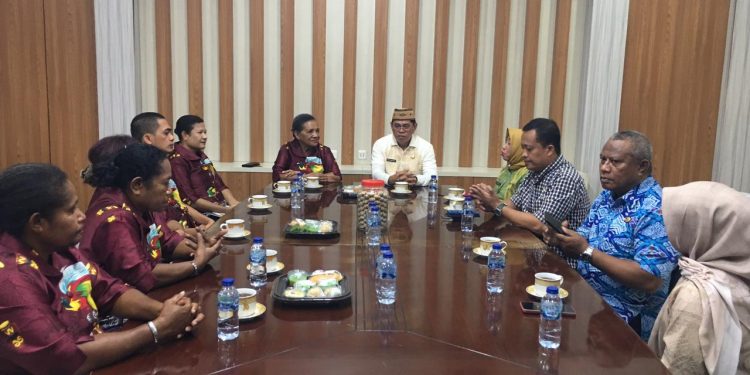 Kabupaten Bone Bolango menjadi daya tarik daerah lain dalam penguatan perlindungan perempuan dan anak. Kali ini, rombongan Kabupaten Biak Numfor melakukan kunjungan studi tiru terkait implementasi Desa Ramah Perempuan dan Peduli Anak (DRPPA), yang dinilai berhasil dikembangkan secara cepat dan terstruktur di Bone Bolango. (F.Indra/Diskominfo)