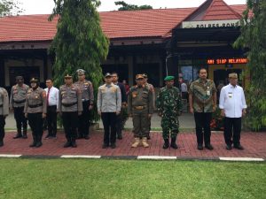 Bupati Bone Bolango, Ismet Mile saat menghadiri apel gelar pasukan operasi kepolisian terpusat lilin otanaha 2025 dalam rangka pelayanan perayaan natal 2025 dan tahun baru 2026 di Halaman Mapolres Bone Bolango, Jumat (19/12/2025)  (F.Indra/Diskominfo)
