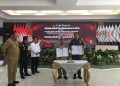 Bupati Ismet Mile didampingi Kepala Kejaksaan Negeri Bone Bolango, Feddy Hantyo Nugroho saat menghadiri Penandatanganan Nota Kesepahaman (MoU) antara Kejaksaan Tinggi Gorontalo dan Pemerintah Provinsi Gorontalo, serta Penandatanganan Perjanjian Kerja Sama (PKS) antara Kejaksaan Negeri dengan Pemerintah Kabupaten/Kota se-Provinsi Gorontalo tentang Penerapan Pidana Kerja Sosial bagi Pelaku Tindak Pidana, yang berlangsung di Aula Rumah Jabatan Gubernur Gorontalo, Senin (22/12/2025). (F.Indra/Diskominfo)