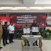 Bupati Ismet Mile didampingi Kepala Kejaksaan Negeri Bone Bolango, Feddy Hantyo Nugroho saat menghadiri Penandatanganan Nota Kesepahaman (MoU) antara Kejaksaan Tinggi Gorontalo dan Pemerintah Provinsi Gorontalo, serta Penandatanganan Perjanjian Kerja Sama (PKS) antara Kejaksaan Negeri dengan Pemerintah Kabupaten/Kota se-Provinsi Gorontalo tentang Penerapan Pidana Kerja Sosial bagi Pelaku Tindak Pidana, yang berlangsung di Aula Rumah Jabatan Gubernur Gorontalo, Senin (22/12/2025). (F.Indra/Diskominfo)