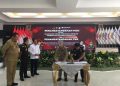 Kepala Kejaksaan Negeri Bone Bolango, Feddy Hantyo Nugroho, didampingi Bupati Ismet Mile saat menghadiri Penandatanganan Nota Kesepahaman (MoU) antara Kejaksaan Tinggi Gorontalo dan Pemerintah Provinsi Gorontalo, serta Perjanjian Kerja Sama (PKS) antara Kejaksaan Negeri dengan Pemerintah Kabupaten/Kota se-Provinsi Gorontalo tentang Penerapan Pidana Kerja Sosial bagi Pelaku Tindak Pidana, di Aula Rumah Jabatan Gubernur Gorontalo, Senin (22/12/2025). (F.Indra/Diskominfo)
