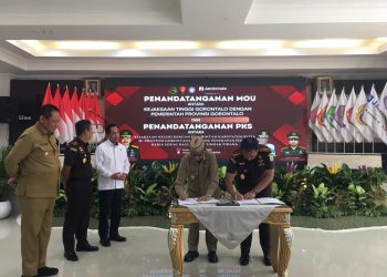 Kepala Kejaksaan Negeri Bone Bolango, Feddy Hantyo Nugroho, didampingi Bupati Ismet Mile saat menghadiri Penandatanganan Nota Kesepahaman (MoU) antara Kejaksaan Tinggi Gorontalo dan Pemerintah Provinsi Gorontalo, serta Perjanjian Kerja Sama (PKS) antara Kejaksaan Negeri dengan Pemerintah Kabupaten/Kota se-Provinsi Gorontalo tentang Penerapan Pidana Kerja Sosial bagi Pelaku Tindak Pidana, di Aula Rumah Jabatan Gubernur Gorontalo, Senin (22/12/2025). (F.Indra/Diskominfo)