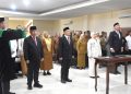 Pemerintah Kabupaten Bone Bolango kembali melakukan penguatan struktur birokrasi melalui pelantikan Pejabat Pimpinan Tinggi Pratama dipimpin langsung oleh Bupati Bone Bolango, Ismet Mile didampingi Sekretaris Daerah Iwan Mustapa, di Ruang Lupa Lelah Kantor Bupati Bone Bolango, Senin (22/12/2025). (F.AKP-Diskominfo)