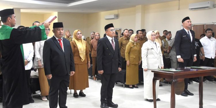Pemerintah Kabupaten Bone Bolango kembali melakukan penguatan struktur birokrasi melalui pelantikan Pejabat Pimpinan Tinggi Pratama dipimpin langsung oleh Bupati Bone Bolango, Ismet Mile didampingi Sekretaris Daerah Iwan Mustapa, di Ruang Lupa Lelah Kantor Bupati Bone Bolango, Senin (22/12/2025). (F.AKP-Diskominfo)