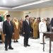 Pemerintah Kabupaten Bone Bolango kembali melakukan penguatan struktur birokrasi melalui pelantikan Pejabat Pimpinan Tinggi Pratama dipimpin langsung oleh Bupati Bone Bolango, Ismet Mile didampingi Sekretaris Daerah Iwan Mustapa, di Ruang Lupa Lelah Kantor Bupati Bone Bolango, Senin (22/12/2025). (F.AKP-Diskominfo)