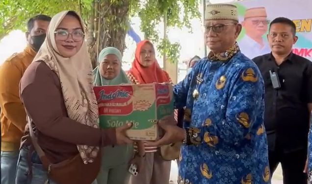 Bupati Bone Bolango, Ismet Mile, menyerahkan bantuan sarana usaha bagi 62 pelaku UMKM di wilayah Tilongkabila yang dipusatkan di Taman Kuliner Centerpoint, Senin (1/12/2025). (F.Sandi/Diskominfo)