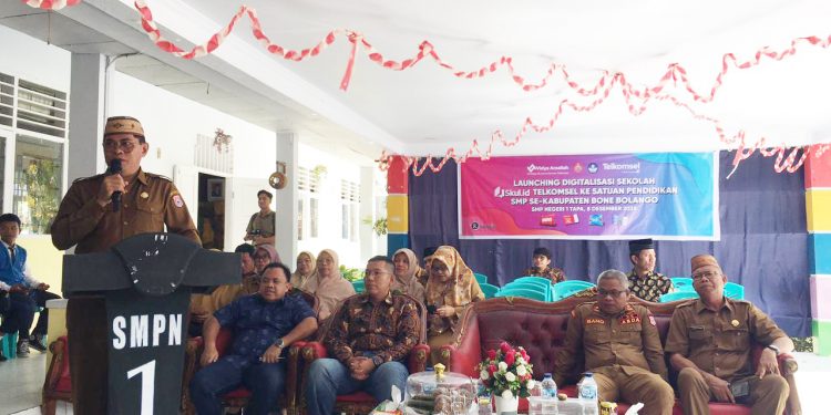 Sekretaris Daerah Bone Bolango, Iwan Mustapa saat melaunching penggunaan aplikasi Skul.Id di SMP Negeri 1 Tapa, Senin (8/12/2025). (F. Indra/Diskominfo)