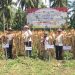 Sekretaris Daerah Bone Bolango, Iwan Mustapa saat melakukan Panen Raya Jagung Serentak Kwartal I Tahun 2026 bersama Gubernur Gorontalo Gusnar Ismail, Wagub Idah Syahidah Rusli Habibie, Kapolda Gorontalo Irjen Pol Widodo dan jajaran Forkopimda di Desa Tunggulo, Kecamatan Tilongkabila, Kamis (8/1/2026). (F.Indra/Diskominfo)
