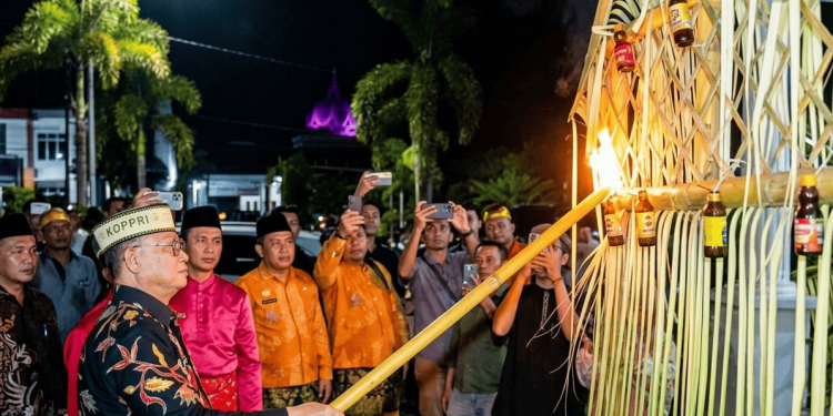 Bupati Ismet Mile saat menyalakan lampu botol pada perayaan Tumbilotohe di Kabupaten Bone Bolango, Senin (16/3/2026) malam. (F.Indra/Diskominfo)