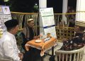 Bupati Bone Bolango, Ismet Mile, melakukan pembayaran zakat fitrah melalui Badan Amil Zakat Nasional (Baznas) Kabupaten Bone Bolango, Senin (16/3/2026) malam. (F.Indra/Diskominfo)
