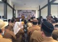 Bupati Bone Bolango, Ismet Mile didampingi Sekda Iwan Mustapa pada Apel Kerja yang dirangkaikan dengan Halal bi Halal 1447 Hijriyah di Lingkungan Pemerintah Kabupaten Bone Bolango yang di laksanakan di Lapangan Alun-Alun Bone Bolango, Senin (30/3/2026). (F. Indra/Diskominfo)