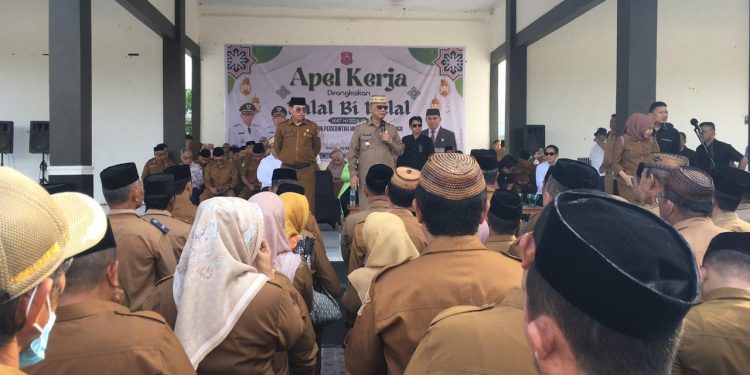 Bupati Bone Bolango, Ismet Mile didampingi Sekda Iwan Mustapa pada Apel Kerja yang dirangkaikan dengan Halal bi Halal 1447 Hijriyah di Lingkungan Pemerintah Kabupaten Bone Bolango yang di laksanakan di Lapangan Alun-Alun Bone Bolango, Senin (30/3/2026). (F. Indra/Diskominfo)