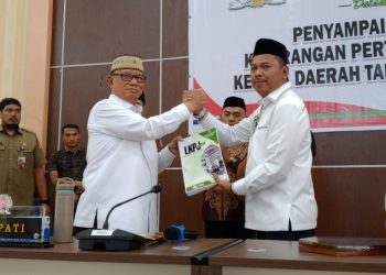 Bupati Ismet Mile saat menyerahkan LKPJ Tahun 2025 kepada Ketua DPRD, Faisal Yunus, Selasa (31/3/2026). (F. Rivan/Magang)