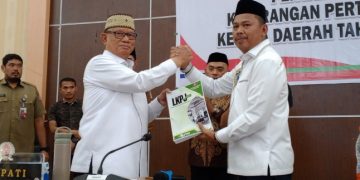 Bupati Ismet Mile saat menyerahkan LKPJ Tahun 2025 kepada Ketua DPRD, Faisal Yunus, Selasa (31/3/2026). (F. Rivan/Magang)