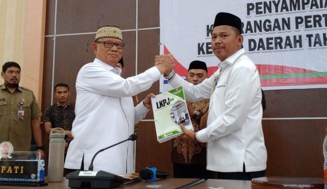 Bupati Ismet Mile saat menyerahkan LKPJ Tahun 2025 kepada Ketua DPRD, Faisal Yunus, Selasa (31/3/2026). (F. Rivan/Magang)