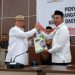 Bupati Ismet Mile saat menyerahkan LKPJ Tahun 2025 kepada Ketua DPRD, Faisal Yunus, Selasa (31/3/2026). (F. Rivan/Magang)